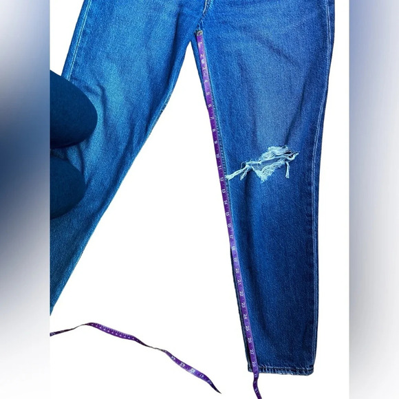 Levi’s Premium 80s Mom Jeans High Rise Tapered Distressed Size 26 x 30 Revolve - Picture 10 of 12